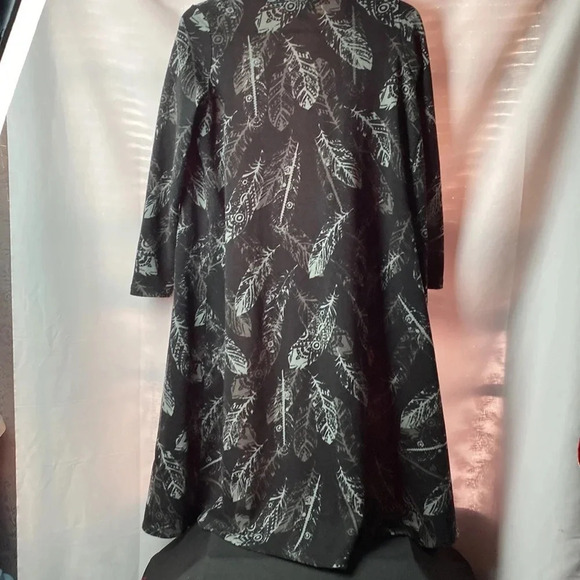 LULAROE WOMENS SIZE SMALL BLACK WITH GRAY FEATHER DESIGN SWEATER DUSTER … - Picture 10 of 11